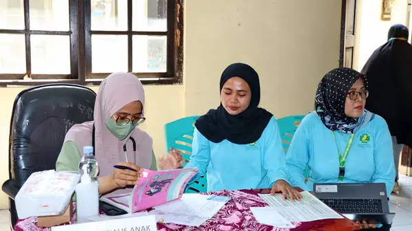 4 Haziran 2025 'te Pekalongan, Central Java, Endonezya' da düzenlenen bir halk sağlığı etkinliği sırasında sağlık çalışanlarına ücretsiz sağlık kontrolleri