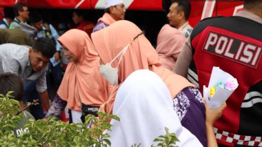 Endonezyalı Müslüman hacılar için sevinçli bir an. Aile ve arkadaşlar, tur otobüsünün yanında birbirlerini duygularıyla selamlarlar. İslam geleneği ve birliğinin kutlanması, Pekalongan, Endonezya, 19 Haziran 202