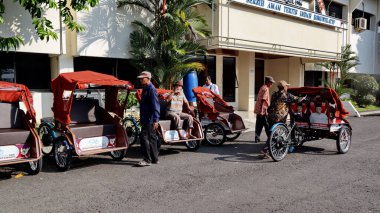 Başkan Prabowo Subianto tarafından bağışlanan yeni elektrikli tribünler, 17 Temmuz 2025 'te Pekalongan Endonezya' daki bir kamu binası önünde yerel halk tarafından sergilenip denetlenir.