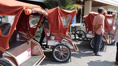 Başkan Prabowo Subianto tarafından bağışlanan yeni elektrikli tribünler, 17 Temmuz 2025 'te Pekalongan Endonezya' daki bir kamu binası önünde yerel halk tarafından sergilenip denetlenir.