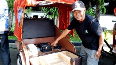 Başkan Prabowo Subianto tarafından bağışlanan yeni elektrikli tribünler, 17 Temmuz 2025 'te Pekalongan Endonezya' daki bir kamu binası önünde yerel halk tarafından sergilenip denetlenir.