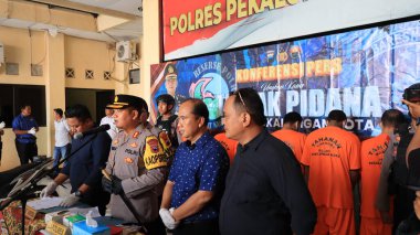 Polis basın toplantısında uyuşturucu şüphelileri, memurlar ve ele geçirilen kanıtlar bir suç davasında ortaya çıktı. Pekalongan, Endonezya, 19 Şubat 2025
