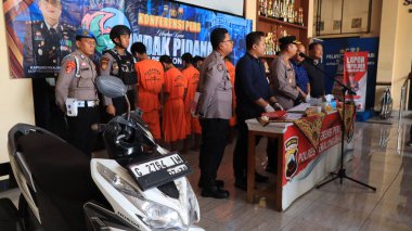 Polis basın toplantısında uyuşturucu şüphelileri, memurlar ve ele geçirilen kanıtlar bir suç davasında ortaya çıktı. Pekalongan, Endonezya, 19 Şubat 2025