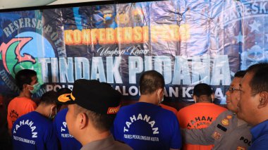 19 Şubat 2025, Pekalongan, Endonezya 'da, polis memurlarının ve tutuklu şüphelilerin suç ve narkotik davaları üzerine düzenlediği basın toplantısında.