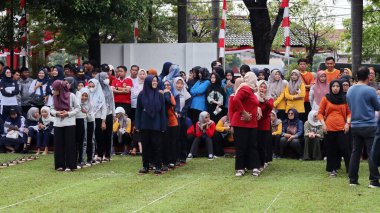 Şenlikli kalabalık ve ulusal gururla heyecanlı bir takım oyunu. Erkekler, Endonezya Bağımsızlık Günü kutlamaları sırasında 14 Ağustos 2025 'te Pekalongan, Orta Java' da geleneksel bir bakiak yarışında yarışıyorlar..