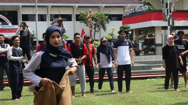 Endonezya Bağımsızlık Günü kutlamalarında kadın ve erkeklerin çuval yarışı yarışına katıldığı bir editör fotoğrafı. 14 Ağustos 2025 'te Pekalongan, Orta Cava' da neşeli takım çalışması ve yerel gelenek