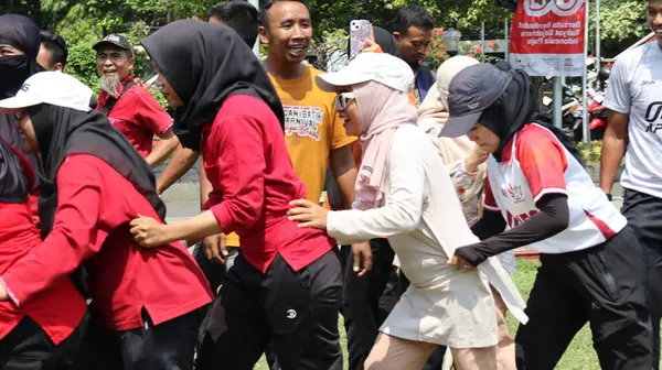 Şenlikli kalabalık ve ulusal gururla heyecanlı bir takım oyunu. Erkekler, Endonezya Bağımsızlık Günü kutlamaları sırasında 14 Ağustos 2025 'te Pekalongan, Orta Java' da geleneksel bir bakiak yarışında yarışıyorlar..