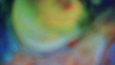 Soyut renkler birbirine karışır yumuşak, rüya gibi bir doku yaratır dalgalı şekiller ve canlı renkler, sakinlik ve huzur hissi uyandırır..