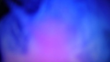 Soyut mavi ve mor duman karanlık bir alanda hafifçe kıvrılır gizemli ve ruhani bir atmosfer yaratır, derinlik ve hayal gücünü aktarmak için mükemmeldir..