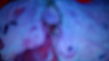 Soyut mavi ve kırmızı renkler birbirine karışarak rüya gibi ve ruhani bir atmosfer yaratıyor yumuşak dokular ve ince eğimler, sakinlik ve merak hissi uyandırıyor..