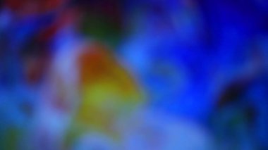 Canlı mavi, mor ve turuncu renklerin soyut karışımı yumuşak, rüya gibi bir doku yaratıyor ve derinlik ve hareket hissi veriyor..