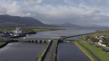 İrlanda 'nın Kerry ilçesindeki Dingle yarımadasındaki Blennerville rüzgar gülü manzarası. Yüksek kalite 4k görüntü