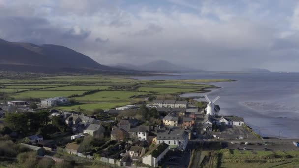 爱尔兰克里县丁格尔半岛上的布朗纳维尔风车的风景 高质量的4K镜头 — 图库视频影像