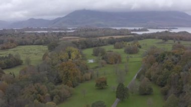 Ross Kalesi üzerinde İHA uçuşu. Killarney Ulusal Parkı. İrlanda. 2022 sonbaharında. Yüksek kalite 4k görüntü