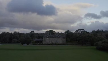 Kerry İrlanda insansız hava aracının Muckross evi ve bahçe halkası. Yüksek kalite 4k görüntü