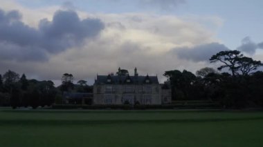 Kerry İrlanda insansız hava aracının Muckross evi ve bahçe halkası. Yüksek kalite 4k görüntü