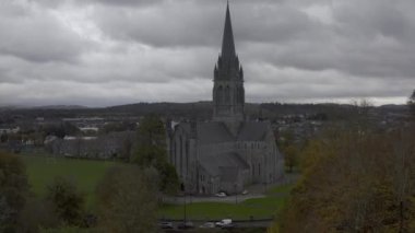 St. Marys Katedrali, sonbahar, dairesel uçuş, Killarney İrlanda Yüksek kalite 4K görüntü