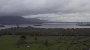 Ross Kalesi üzerinde İHA uçuşu. Killarney Ulusal Parkı. İrlanda. 2022 sonbaharında. Yüksek kalite 4k görüntü