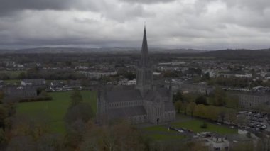 St. Marys Katedrali, sonbahar, dairesel uçuş, Killarney İrlanda Yüksek kalite 4K görüntü