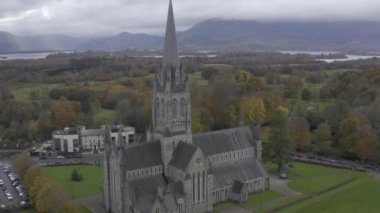 St. Marys Katedrali, sonbahar, dairesel uçuş, Killarney İrlanda Yüksek kalite 4K görüntü