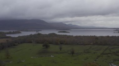 Ross Kalesi üzerinde İHA uçuşu. Killarney Ulusal Parkı. İrlanda. 2022 sonbaharında. Yüksek kalite 4k görüntü