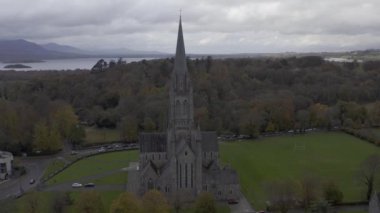 St. Marys Katedrali, sonbahar, dairesel uçuş, Killarney İrlanda Yüksek kalite 4K görüntü
