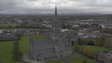 St. Marys Katedrali, sonbahar, dairesel uçuş, Killarney İrlanda Yüksek kalite 4K görüntü