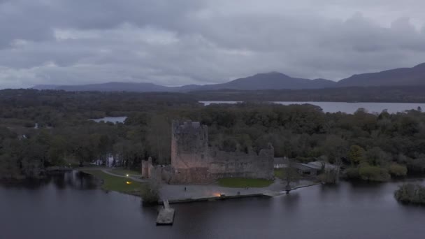 ロス城上空のドローン飛行 キラーニー国立公園 アイルランド 2022年秋 高品質4K映像 — ストック動画