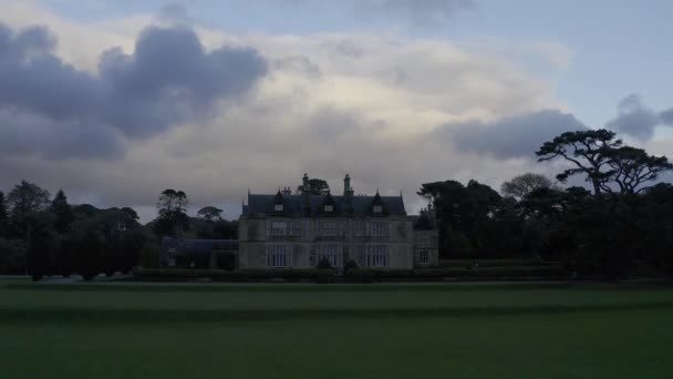 ケリー アイルランドのマクロスの家と庭園のリングは 空の景色をドローン 高品質4K映像 — ストック動画