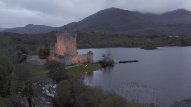 Vuelo Avión Tripulado Sobre Castillo Ross Parque Nacional Killarney Irlanda — Vídeo de stock