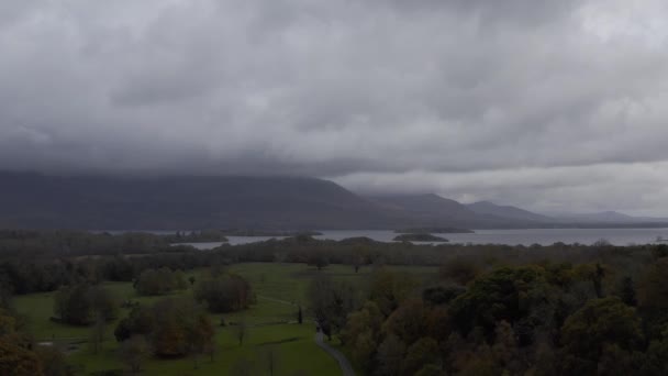Drohnenflug Über Ross Castle Killarney Nationalpark Irland Herbst 2022 Hochwertiges — Stockvideo