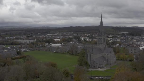 Marys Cathedral Autumn Circular Flight Killarney Ireland高质量4K Footage — 图库视频影像