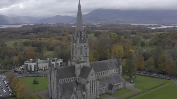 Marys Cathedral Осінь Круглий Політ Killarney Ireland Високоякісні Кадри — стокове відео