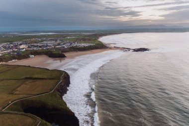 Batı İrlanda 'daki Kerry County' de Ballybunion Cliff Walk ve engebeli uçurumların manzarası. Yüksek kalite fotoğraf
