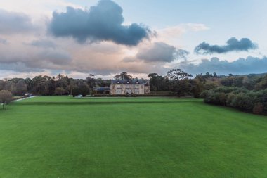 Kerry İrlanda insansız hava aracının Muckross evi ve bahçe halkası. Yüksek kalite fotoğraf