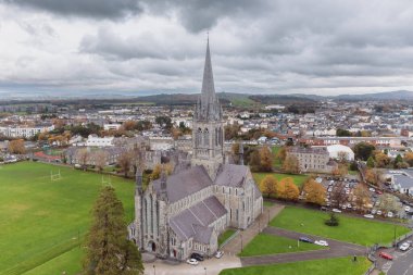 Ross Kalesi üzerinde İHA uçuşu. Killarney Ulusal Parkı. İrlanda. 2022 sonbaharında. Yüksek kalite fotoğraf