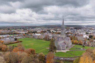 Ross Kalesi üzerinde İHA uçuşu. Killarney Ulusal Parkı. İrlanda. 2022 sonbaharında. Yüksek kalite fotoğraf