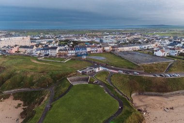 Batı İrlanda 'daki Kerry County' de Ballybunion Cliff Walk ve engebeli uçurumların manzarası. Yüksek kalite fotoğraf