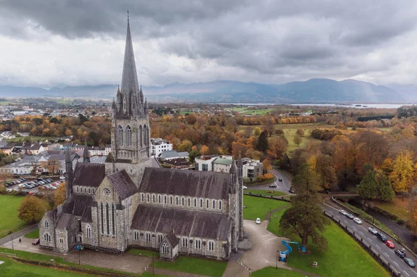 Ross Kalesi üzerinde İHA uçuşu. Killarney Ulusal Parkı. İrlanda. 2022 sonbaharında. Yüksek kalite fotoğraf