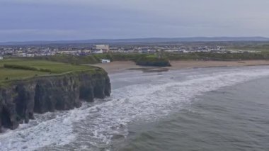 Batı İrlanda 'daki Kerry County' de Ballybunion Cliff Walk ve engebeli uçurumların manzarası. Yüksek kalite 4k görüntü