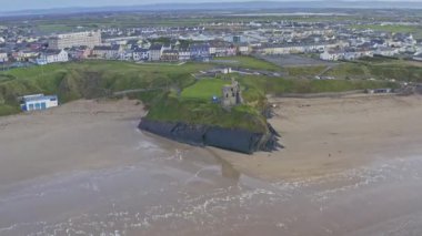 Batı İrlanda 'daki Kerry County' de Ballybunion Cliff Walk ve engebeli uçurumların manzarası. Yüksek kalite 4k görüntü