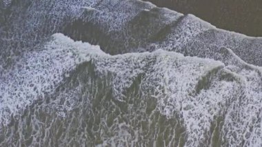 Batı İrlanda 'daki Kerry County' de Ballybunion Cliff Walk ve engebeli uçurumların manzarası. Yüksek kalite 4k görüntü