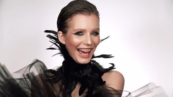 Gadis Cantik Dengan Mata Berasap Make Bulu Hitam Latar Belakang — Stok Video