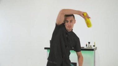 Barmen beyaz arka planda bir şişe ve karıştırıcı ile bir numara yapıyor. Yüksek kaliteli FullHD görüntüler