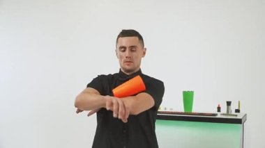 Barmen beyaz arka planda bir şişe ve karıştırıcı ile bir numara yapıyor. Yüksek kaliteli FullHD görüntüler