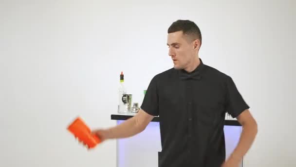 Bartendern Gör Ett Trick Med Shaker Och Flaska Vit Bakgrund — Stockvideo