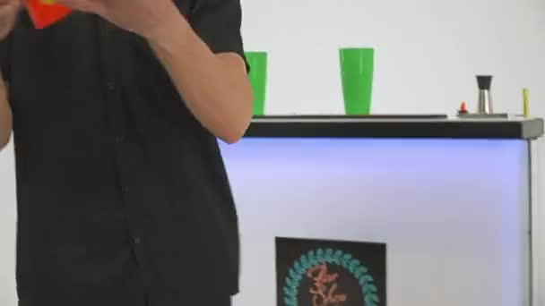 Bartender Melakukan Trik Dengan Shaker Dan Botol Latar Belakang Putih — Stok Video