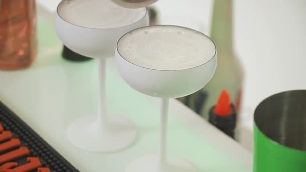 Barman Doet Een Truc Met Een Shaker Fles Witte Achtergrond — Stockvideo