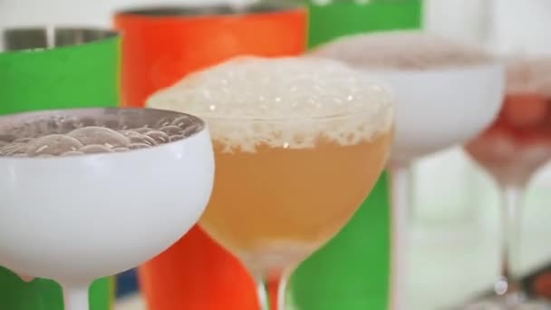 Barman Dělá Trik Třepačkou Lahví Bílém Pozadí Vysoce Kvalitní Fullhd — Stock video