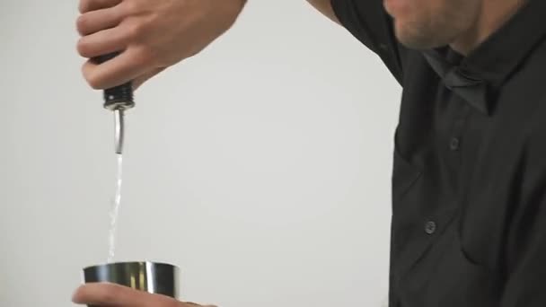 Barkeeper Macht Einen Trick Mit Shaker Und Flasche Auf Weißem — Stockvideo